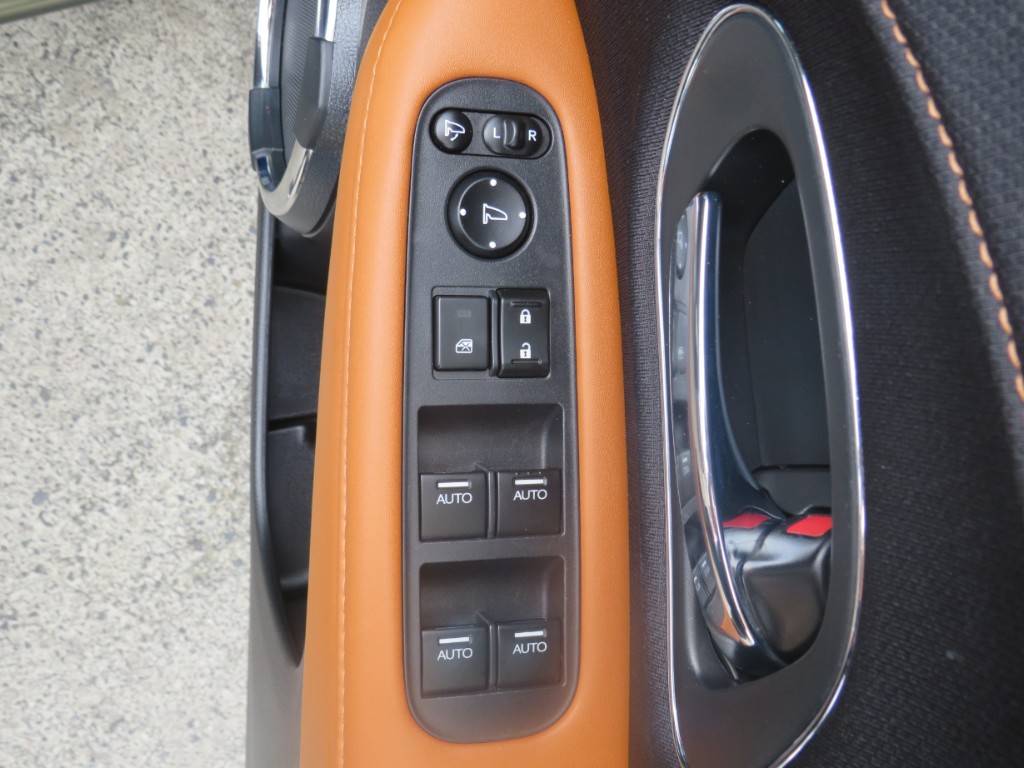S8058917.jpg